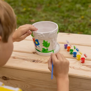 Kifesthető rovarmintás virágcserép, festékkel és ecsettel.